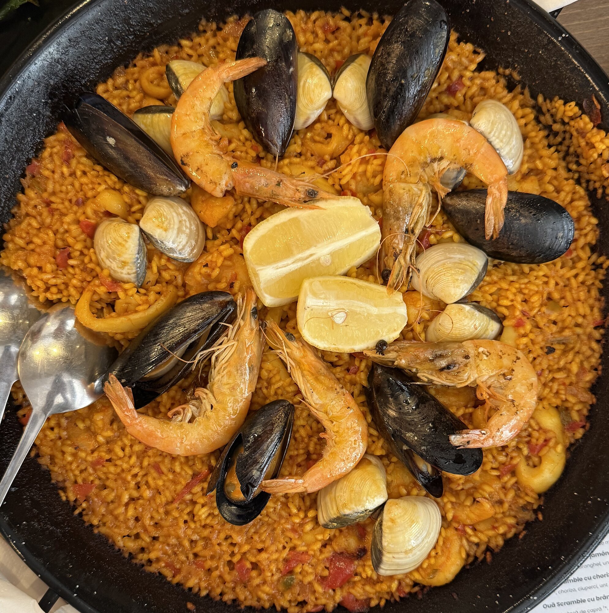 Paella cu fructe de mare în tigaie, văzută de sus
