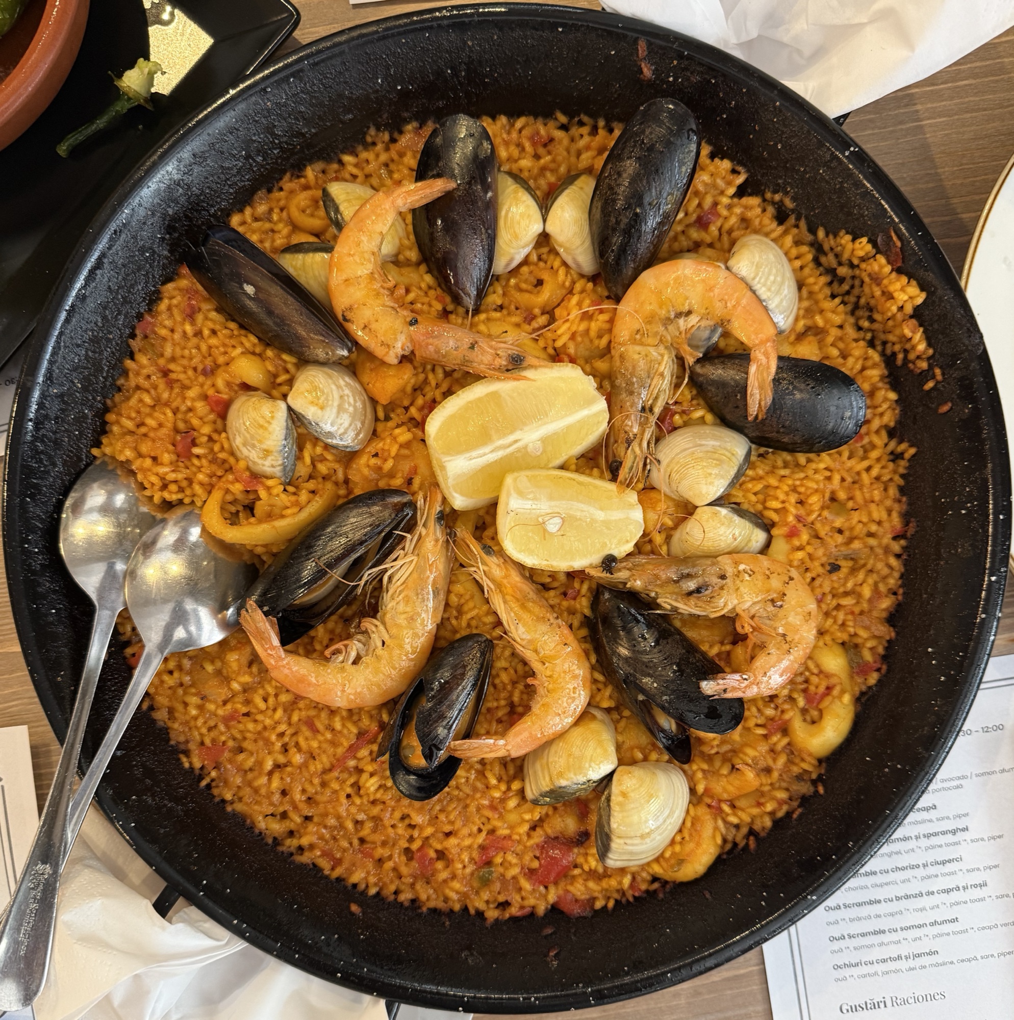 Paella cu fructe de mare, văzută de sus